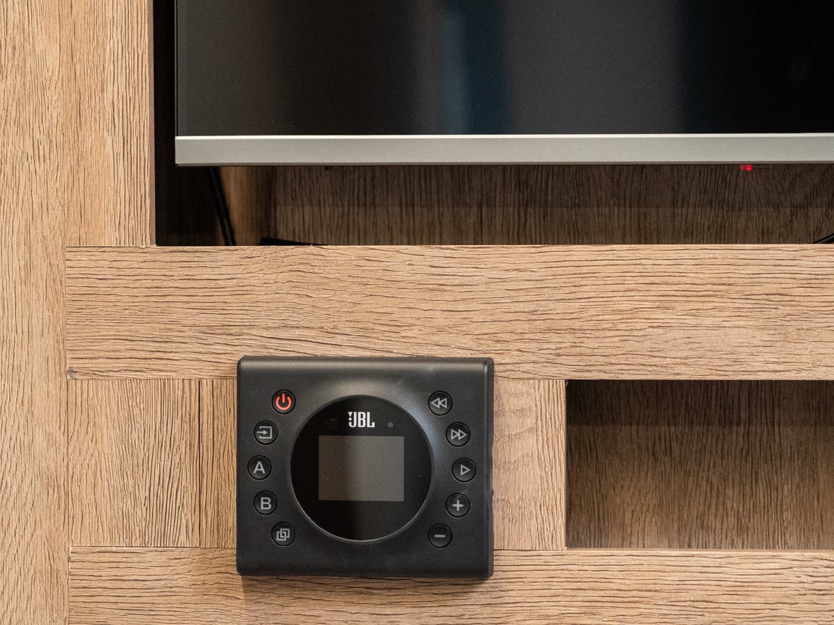 2-zone JBL Stereo